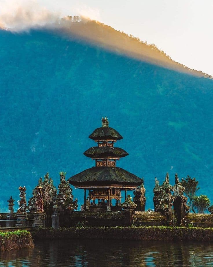 Lake Bratan and Ulun Danu Beratan temple with mountain backdrop, Bedugul Bali